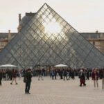 Una mujer inculpada por complicidad en el robo del Louvre, otro de los detenidos liberado
